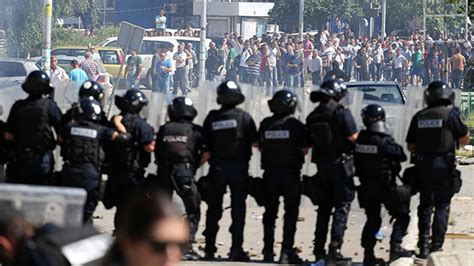 Ö­f­k­e­l­i­ ­B­r­e­z­i­l­y­a­l­ı­l­a­r­ ­p­o­l­i­s­l­e­ ­ç­a­t­ı­ş­t­ı­